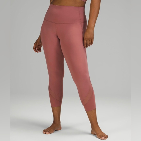 đź’–SALEđź’– đź’–Wunder Under Scalloped Hem High-Rise
Crop 23" *Full-On Luxtreme - Picture 2 of 4